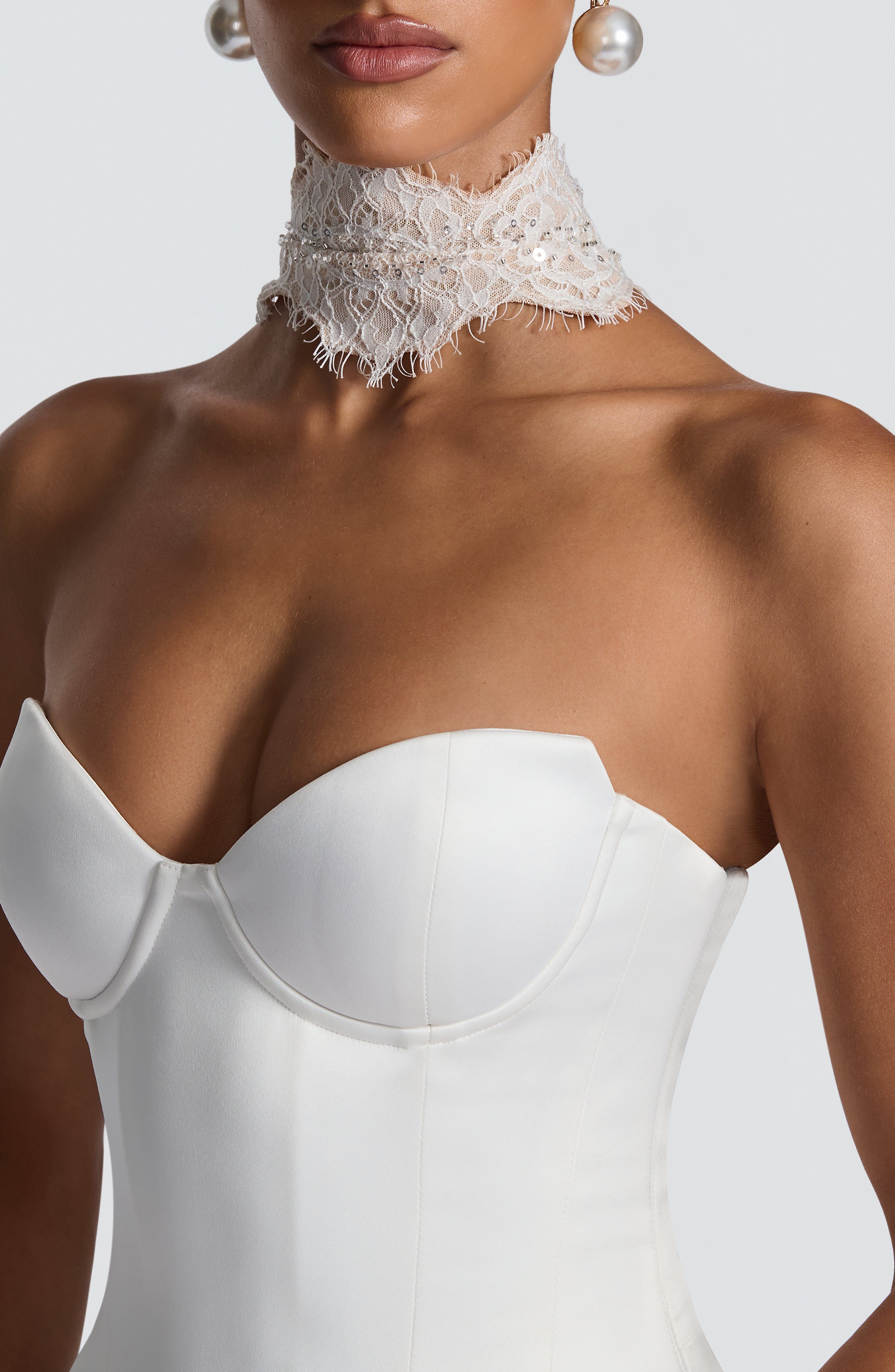 Ellie Lace Neck Veil - Ivory