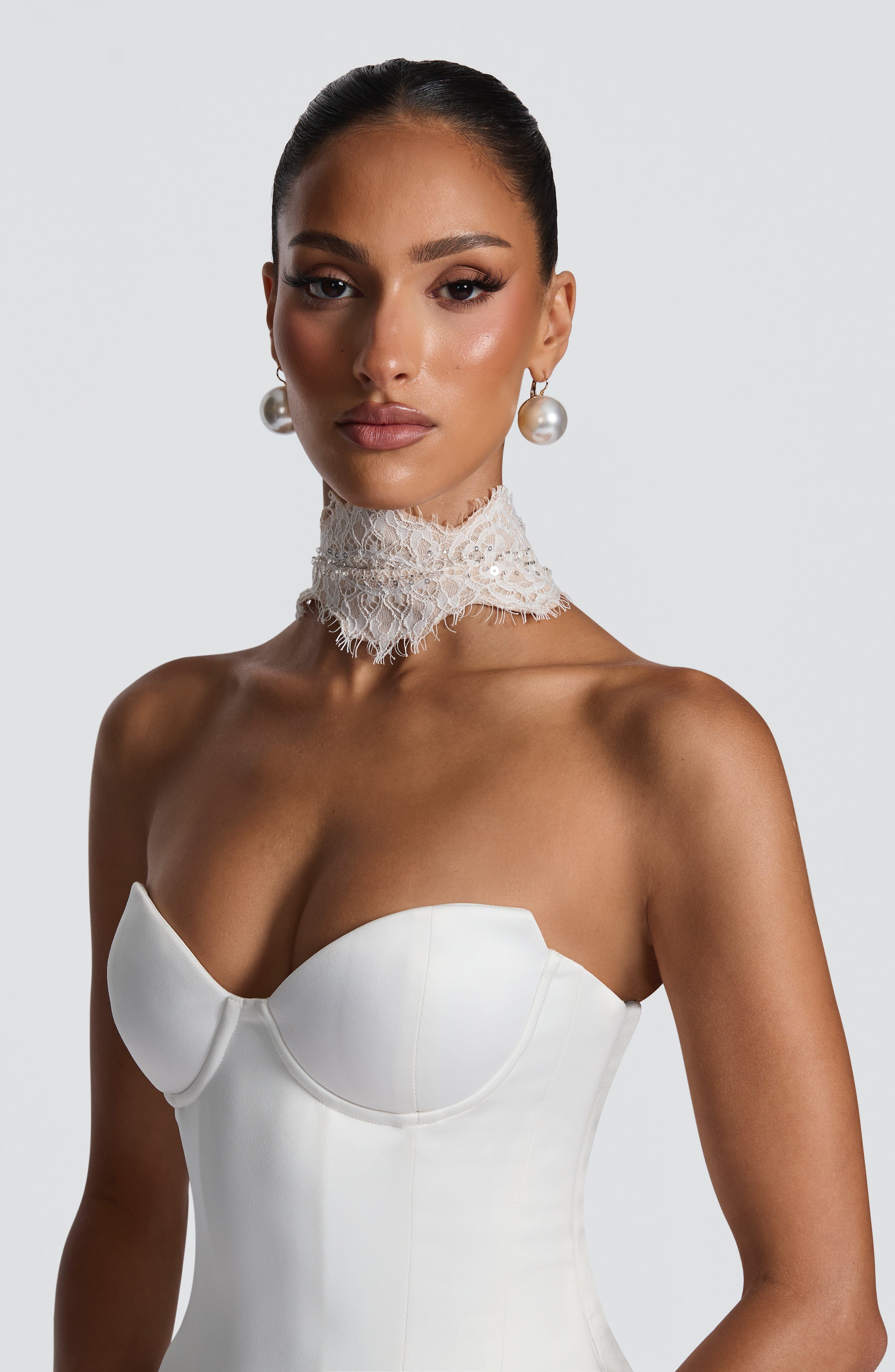 Ellie Lace Neck Veil - Ivory